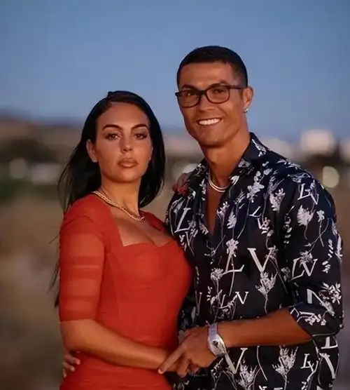 c罗女友乔治娜晒美照,一身造型高达1500万,网友觉得不如伊莲娜