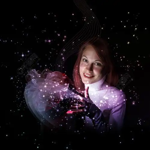 年轻女子打开一个礼品盒,她周围闪闪发光的灯人物形象免费下载_jpg