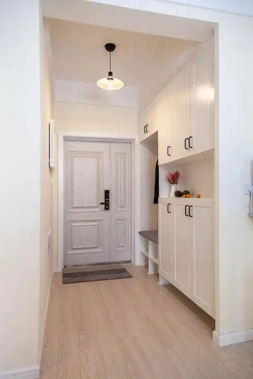 通常为了出入方便,我们都会选择在入户大门处做鞋柜,这样出入换鞋会省