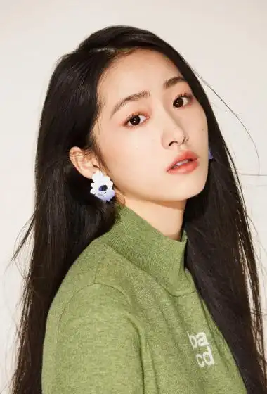 > 杨肸子黑长直时尚写真图片(1/14)