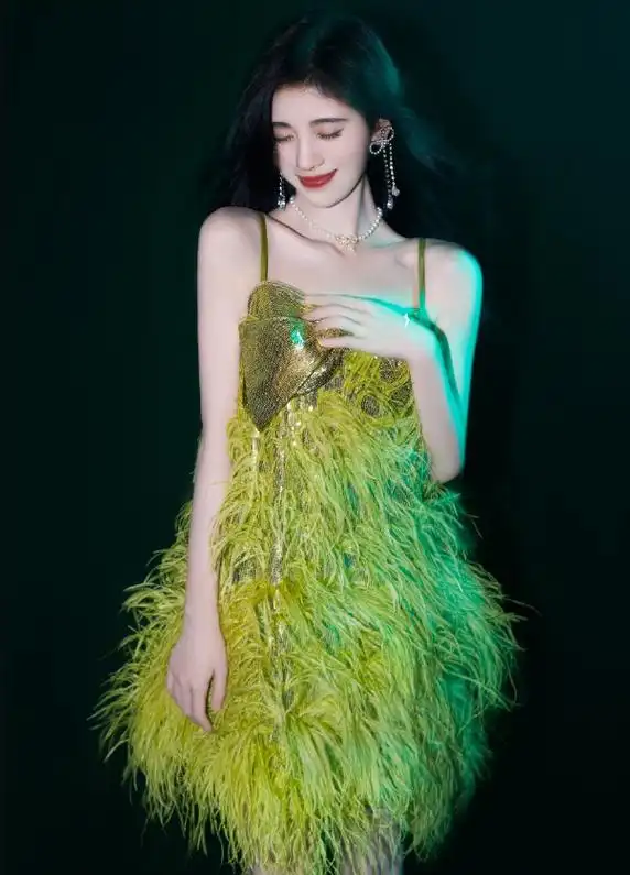 鞠婧祎确实很甜!一袭墨绿色亮片长裙拍后台大片,像在逃公主一样