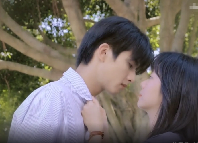 以家人之名吻戏:谭松韵吻宋威龙笑场,下意识的手部动作,真实了