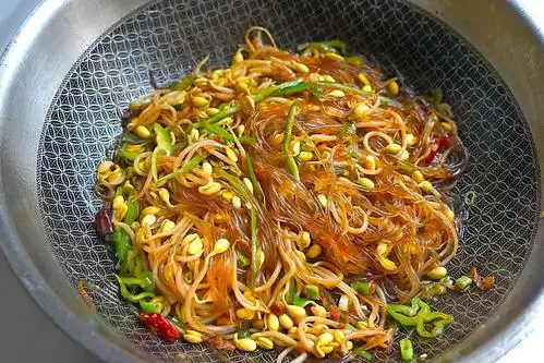 黄豆芽炒粉丝会粘锅从粉丝用冷水泡还是热水泡就知你错在哪了