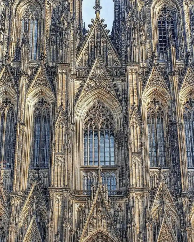 科隆主教座堂是德国城市科隆中心的一座哥特式大教堂,是德国最大的