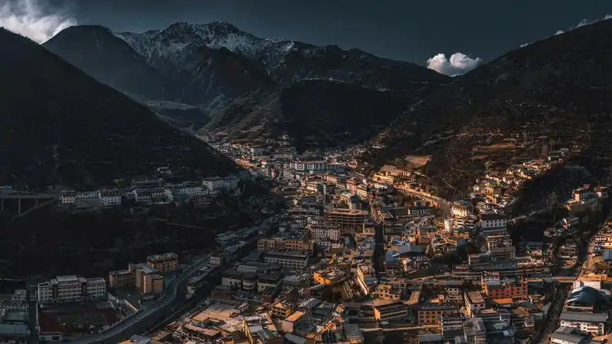 梅里雪山脚下的德钦县城在半山腰上路过县城的路口时想不到德钦县城