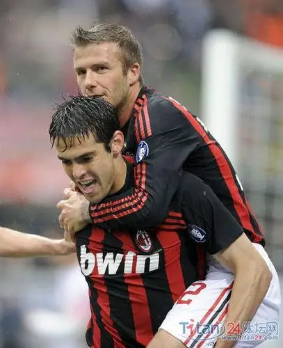 组图贝克汉姆庆祝动作暧昧迷恋卡卡怀抱