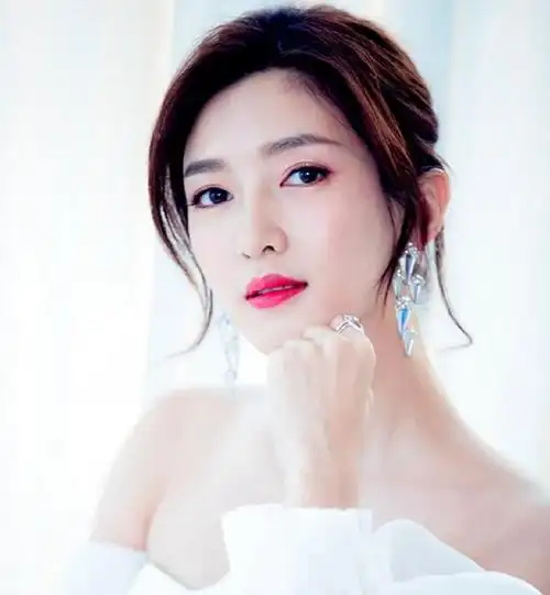 江疏影的五款发型我喜欢第一款第四款才迷倒胡歌