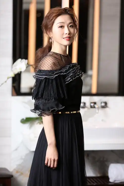 周丽淇出席gq年度人物盛典 黑色长裙尽显优雅气质