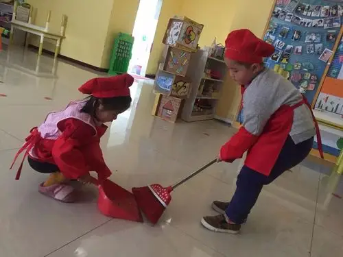 刚开始,部分幼儿做值日生的意识并不强,总是要让老师提醒,不仅如此还