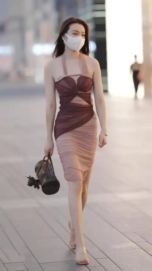 街头时尚美女一直是时尚圈中比较重要的存在.