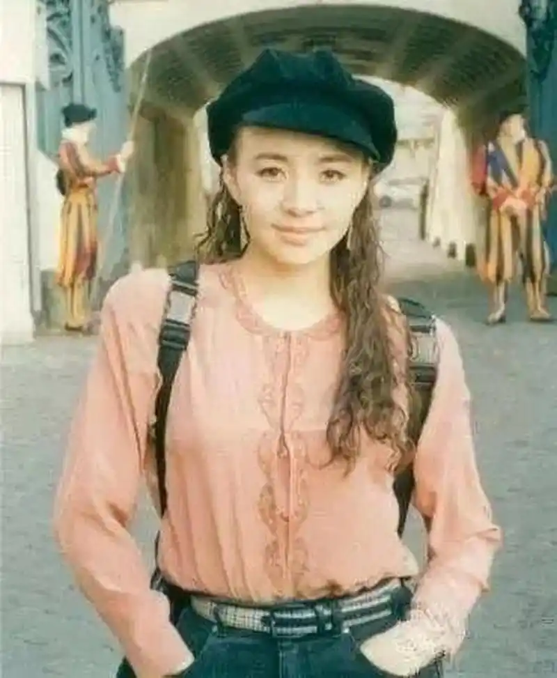 照片中,宋丹丹的清冷美让人们心醉,她绝佳的身材更是让无数人为之疯狂