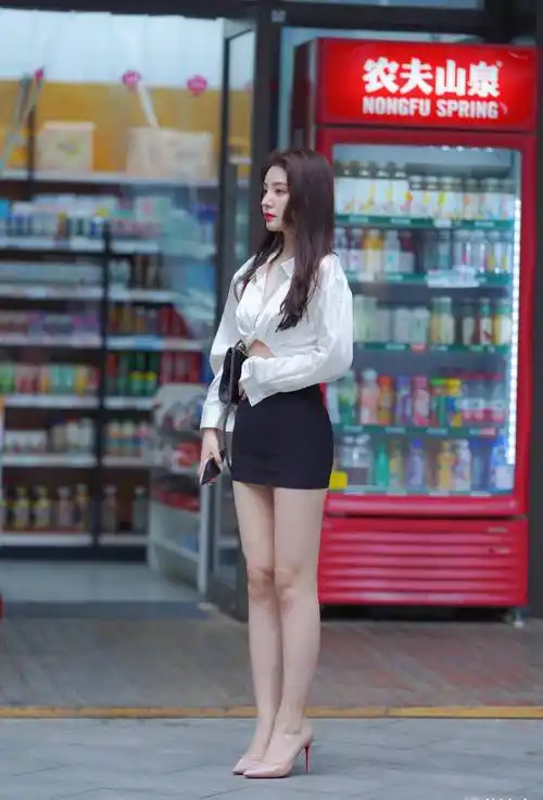 原创穿超短裙的美女小姐姐靓丽的打扮很时尚一双修长美腿格外抢眼