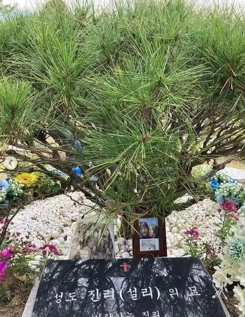 崔雪莉逝世一周年,挚友前往墓地痛哭:只要我还活着会一直来看你