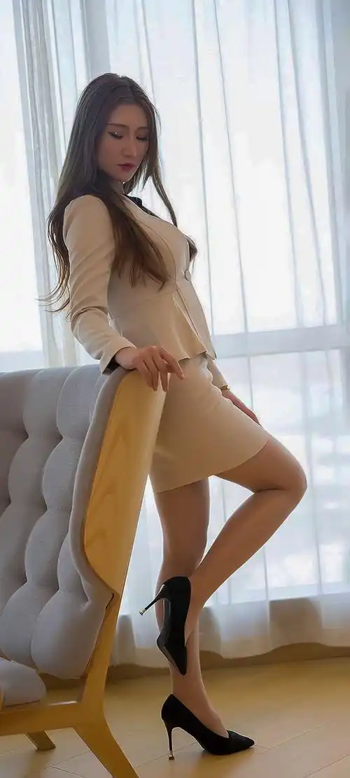 美女办公室穿搭米色包臀裙搭肉丝高跟风姿绰约女人味十足