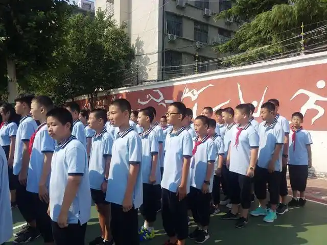 骄阳似火的八月,郑州二中七年级新生军训开始啦.