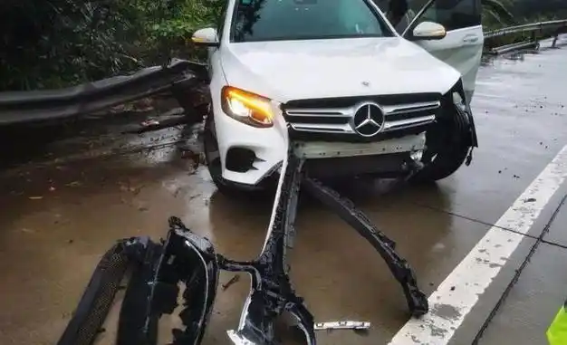 仙游某路段发生车祸一奔驰撞上护栏当场