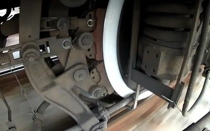 【为什么现在的火车制动方式在逐步的换成盘型制动(碟刹)】看完本视频