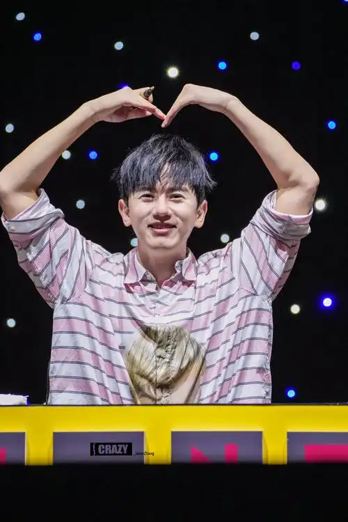 张杰超话78#张杰外南街时光机#又抓到一只比心的小可爱@张杰