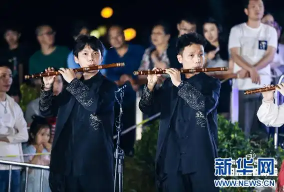 "贵阳路边音乐会·十字街"贵州大学音乐学院专场音乐会激情上演