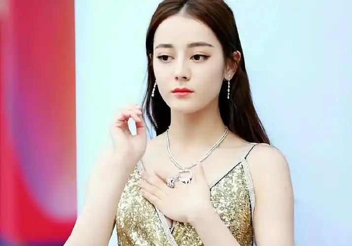 捂胸门后热巴现身机场,穿深v开口破洞裤,与黄景瑜手挽手被偶遇