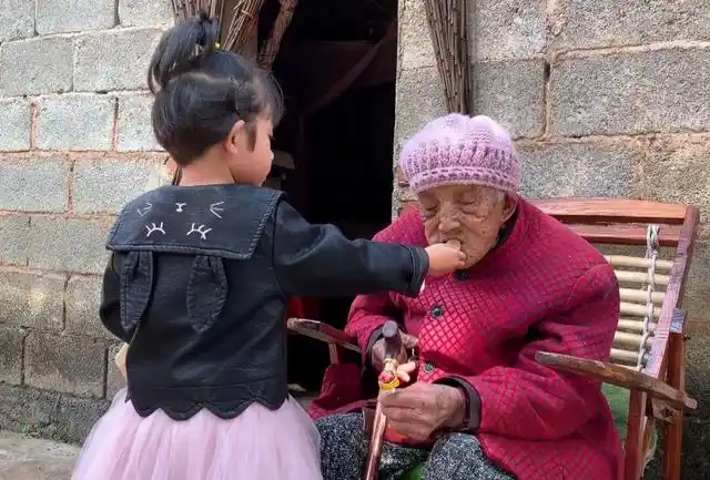 农村奶奶带娃有妙招,天天陪孙女讲故事,孙女社交秒超同龄人