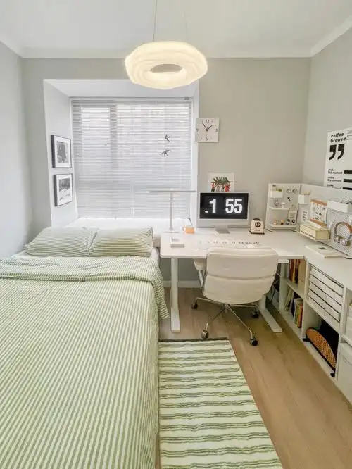 我的卧室虽然只有8㎡,但是塞进了想要的一切,书桌,书柜,床和衣柜样样