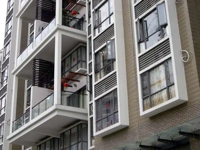 我家飘窗改成书桌 榻榻米,客厅已经落灰了