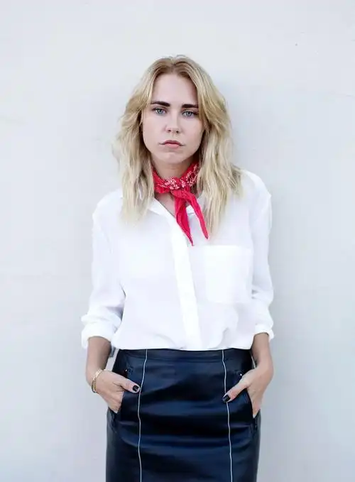 白衬衫 牛仔裤确实是"不出错的造型",leandra medine用一条丝巾就将不