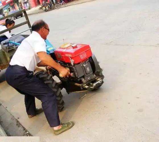 那些年在农村手摇启动拖拉机,摇把反转打断的胳膊和门牙