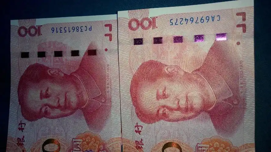 新板100元,金线位置不一样?