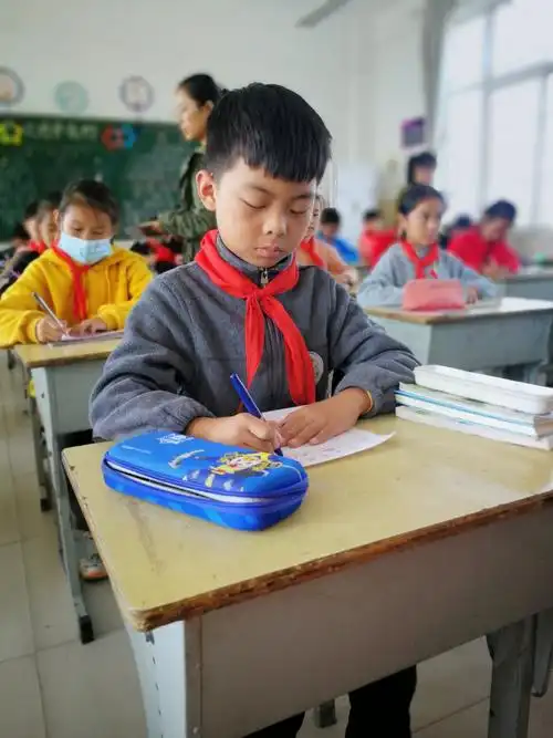 这位男生坐姿端正,书写刚劲有力!