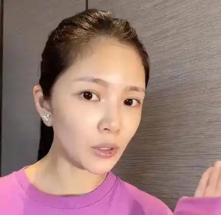 杜淳夫人王灿公开素颜自拍,发文称:与我的斑和解!_化妆_微博_信心