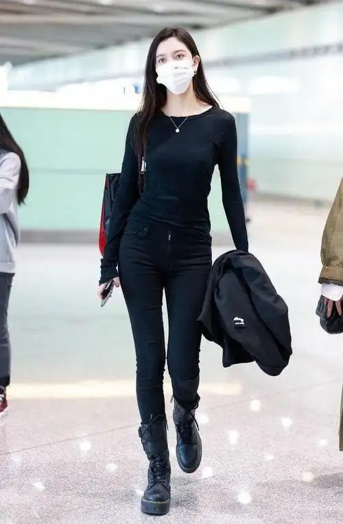 邹市明老婆身材太"辣"了,两人一身黑牵手出门,凹凸身材太抢镜|喇叭裤