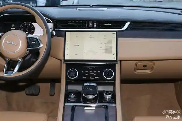 内饰设计部分,2024款捷豹xfl中控台区域搭载了三幅式方向盘,12.