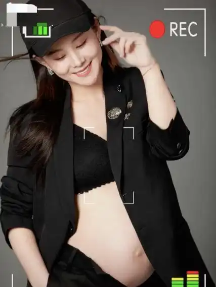 36岁李小萌晒二胎孕照已10个月未显发福儿子亲吻孕肚画面温馨