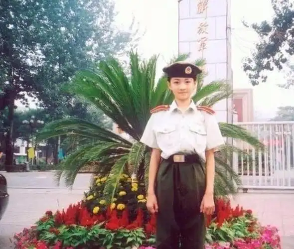 十岁的时候,徐璐考进了解放军艺术学院继续深造.