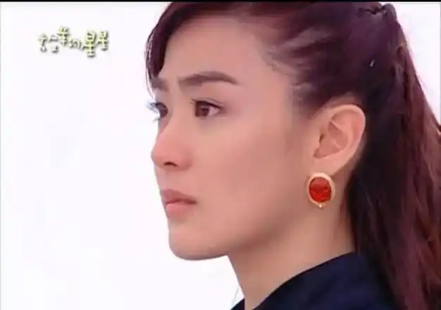 有粉丝提到,洪小铃如果选择了不同的签约公司而不是签约林心如的公司