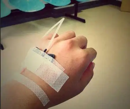 谁能给我一张打点滴的图片,骗朋友的,男生的手,瘦一点的,谢了