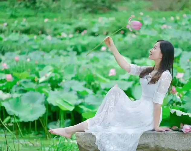 参考7个姿势,简约大方尽显优雅_大自然_荷花_人像