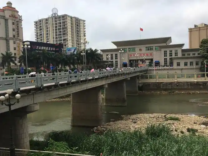 中越友谊大桥,看中国国门.