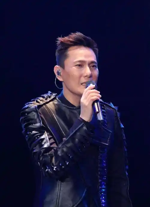 张信哲和张杰联手合唱《别怕我伤心》成为音乐界强劲风潮!