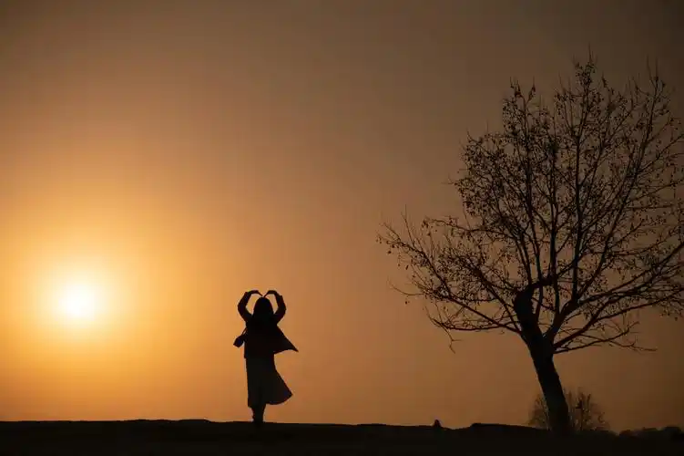 连剪影都是爱你的形状#夕阳剪影  #落日黄昏  #拍照姿势不重样