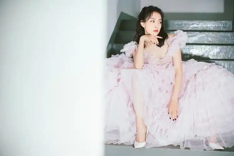 金鹰女神宋茜出席第30届中国电视金鹰节颁奖晚会 华美女神变身梦幻