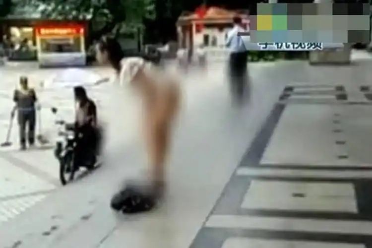 女子在商场门口脱裤子站着小便-影像中心-浙江在线