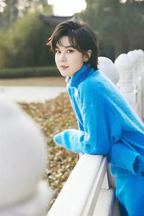 短发"女孩"郁可唯,简约穿搭比歌声更美,一双长腿更是嫩到发光