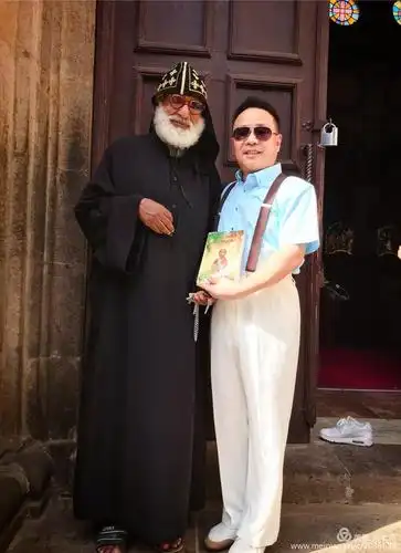 圣三一教堂的神父.与神父合影是要付小费的