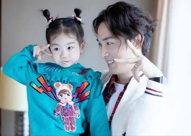 37岁戚薇要生二胎了,网友推测是男孩,还是老公李承铉来带娃吗?