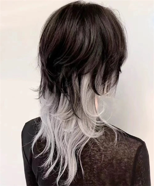 后脑勺制造的空气感,很好的勾勒出饱满头型,发尾隐藏染黄色高级时尚.