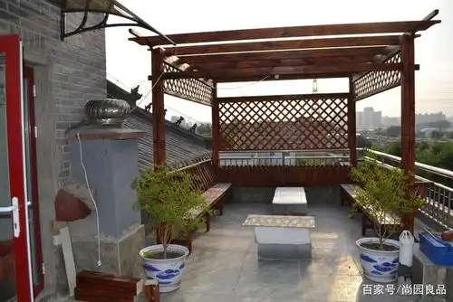 在楼顶露台用防腐木打造四季不同的花木露台花园,一个字美!