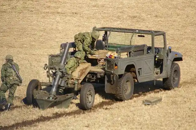 在法国,这种武器往往都是由装甲车进行牵引,在牵引这款迫击炮的时候